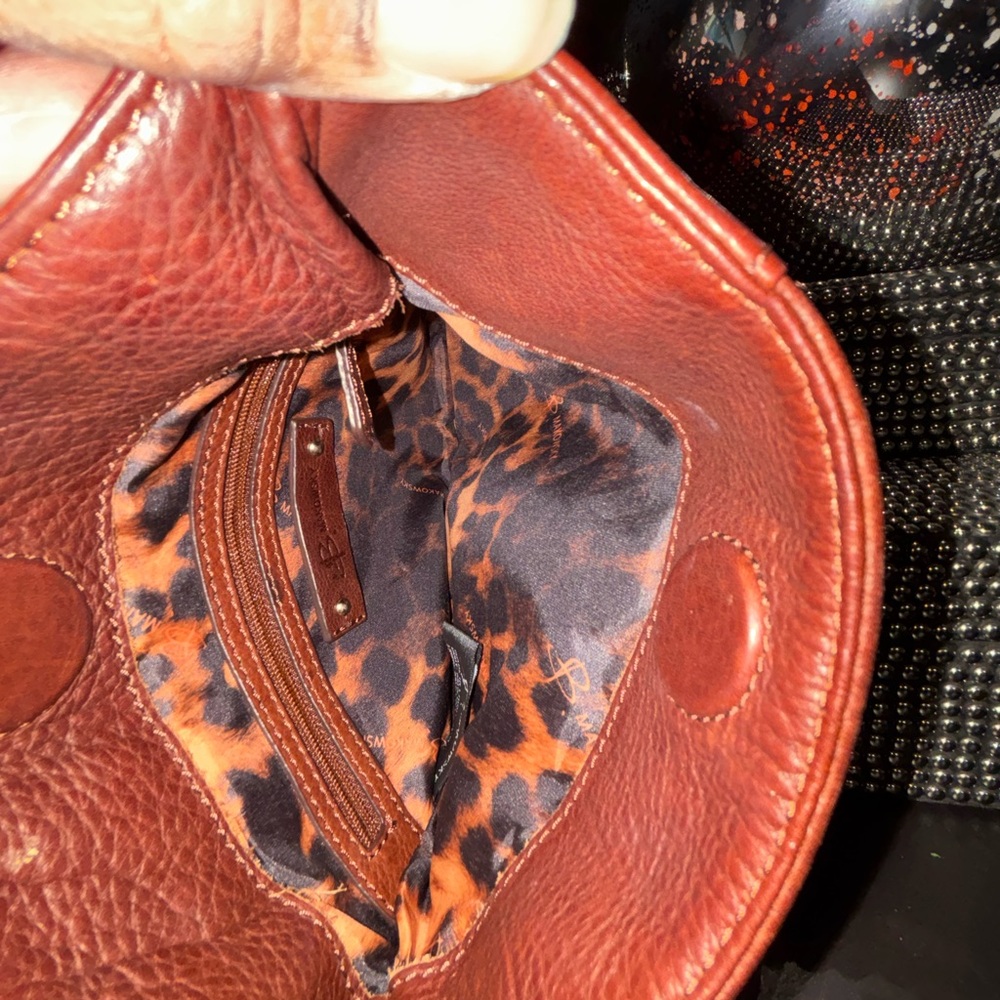 Vintage B. Makowsky brown leather crossbody bucket bag. - Picture 3 of 4
